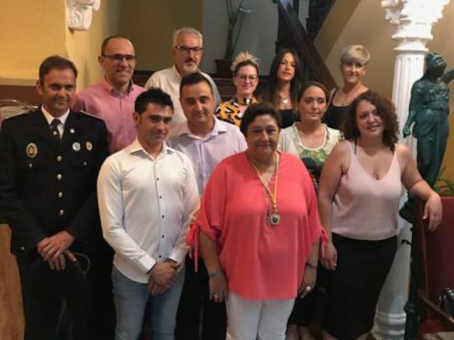 La nueva alcaldesa de Villanueva del Arzobispo, Isabel Nogueras, junto a otros concejales.
