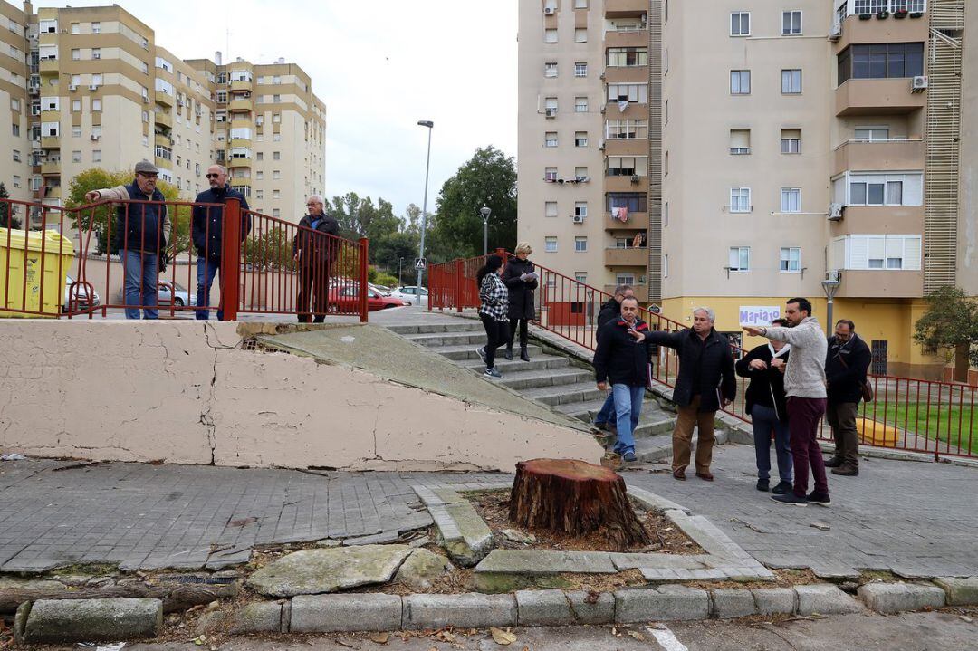 El delegado municipal de infraestructuras, José Antonio Díaz, visita la barriada de Federico Mayo