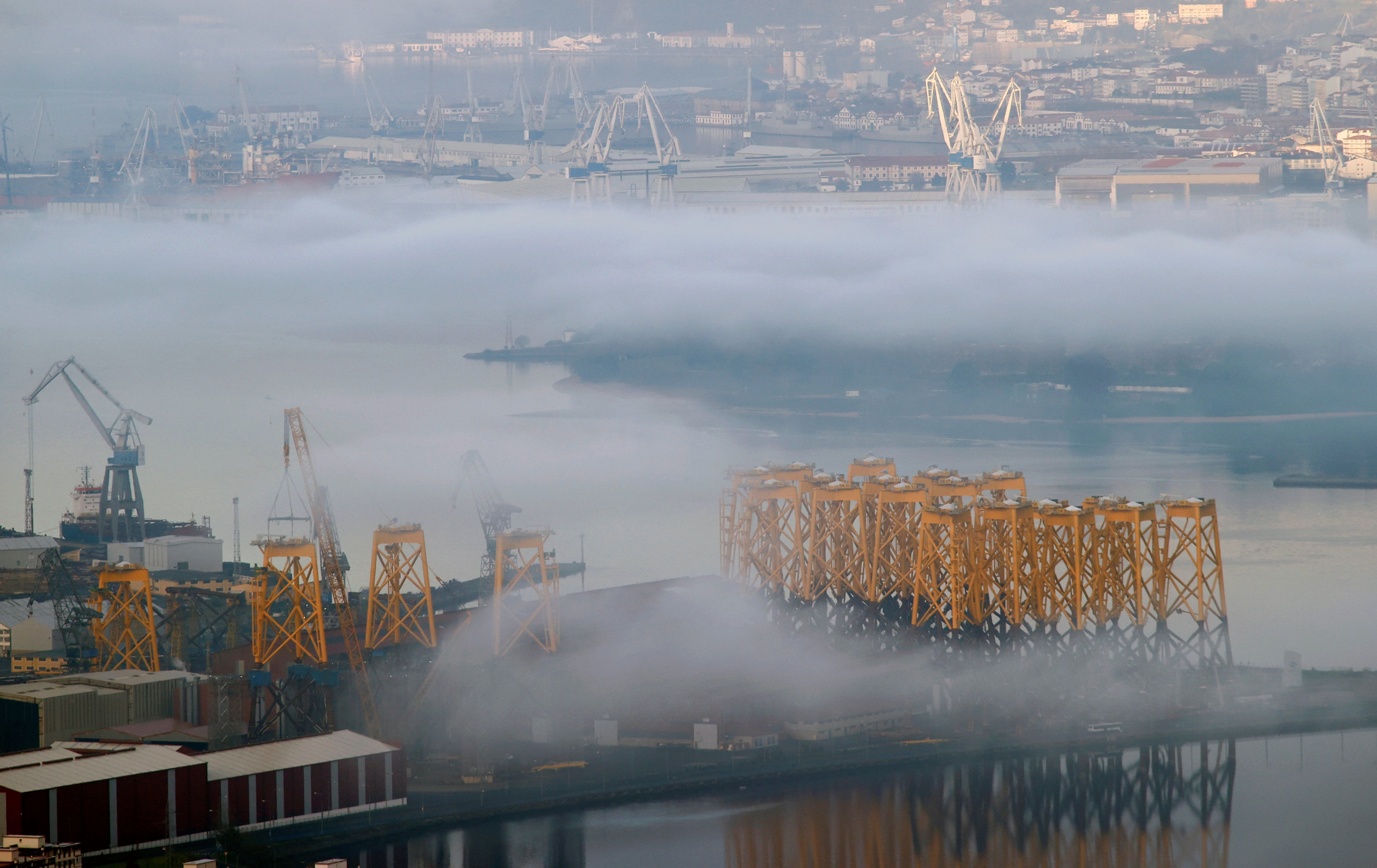 Astilleros de Navantia en la ría de Ferrol. EFE/Kiko Delgado