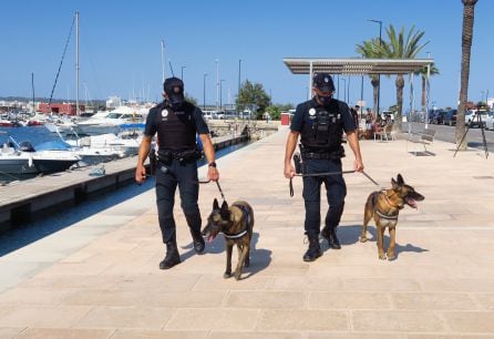 Dos efectivos de la Policía Local con los agentes caninos