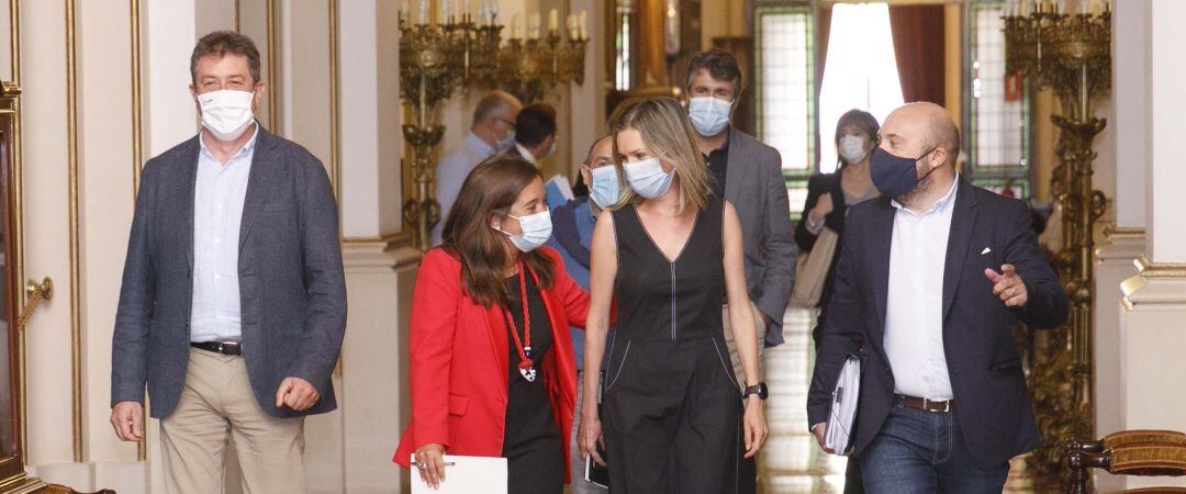 Inés Rey y Mónica Martínez se dirigen a la sala de prensa del Palacio de María Pita