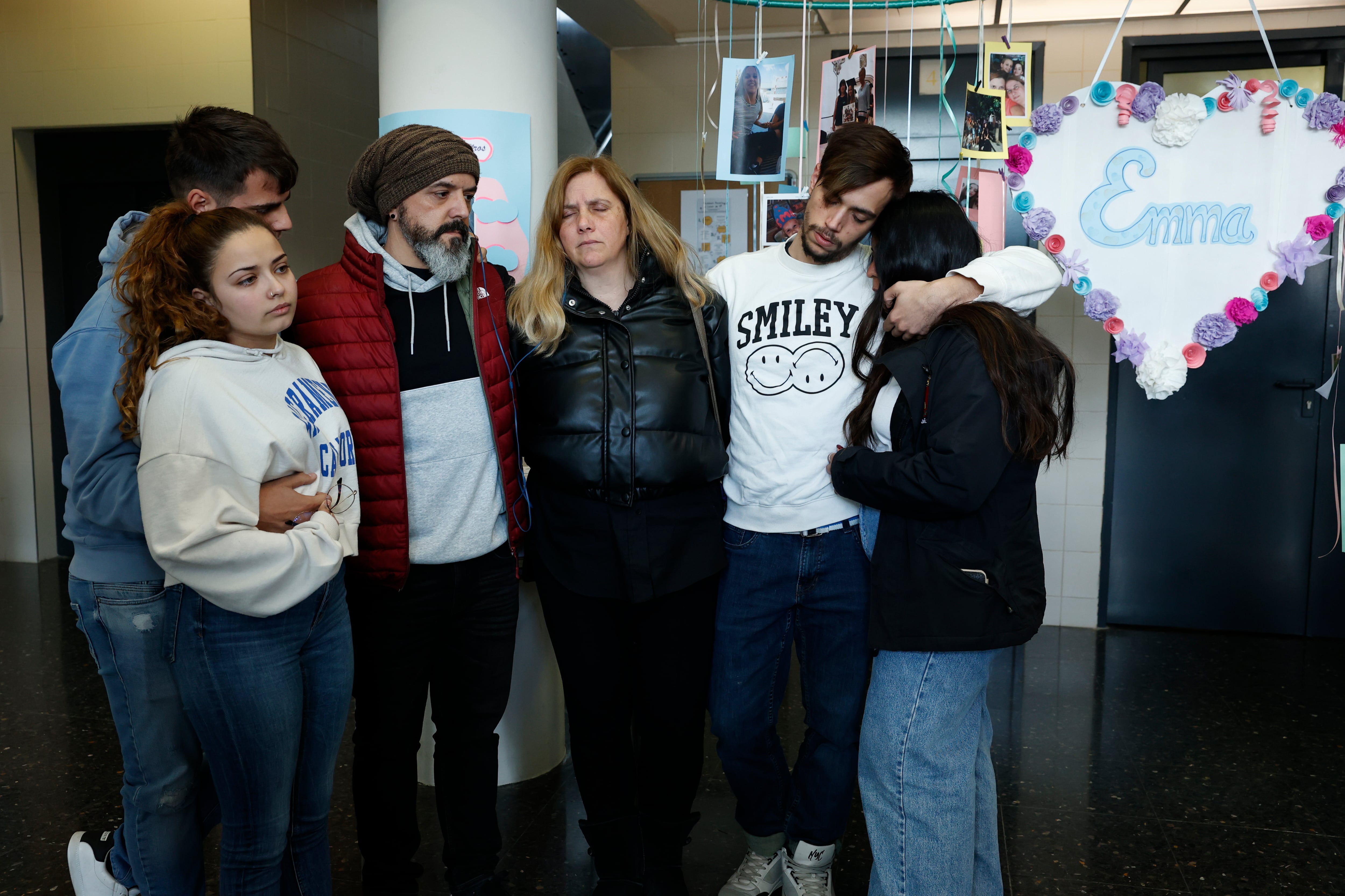 GRAFCVA1347. JÉRICA (CASTELLÓN), 10/02/2023.- Los padres de Enma (en la imagen, junto a sus hijos y las novias de éstos) la niña de 12 años que falleció el pasado  lunes en el Hospital Clínico de València de una &quot;peritonitis purulenta&quot; ha denunciado que su muerte se produjo después de llevarla, con fuertes dolores abdominales, vómitos y fiebre, hasta en tres ocasiones a servicios de urgencias, donde no la diagnosticaron ni le realizaron ninguna prueba médica.EFE/ Biel Aliño
