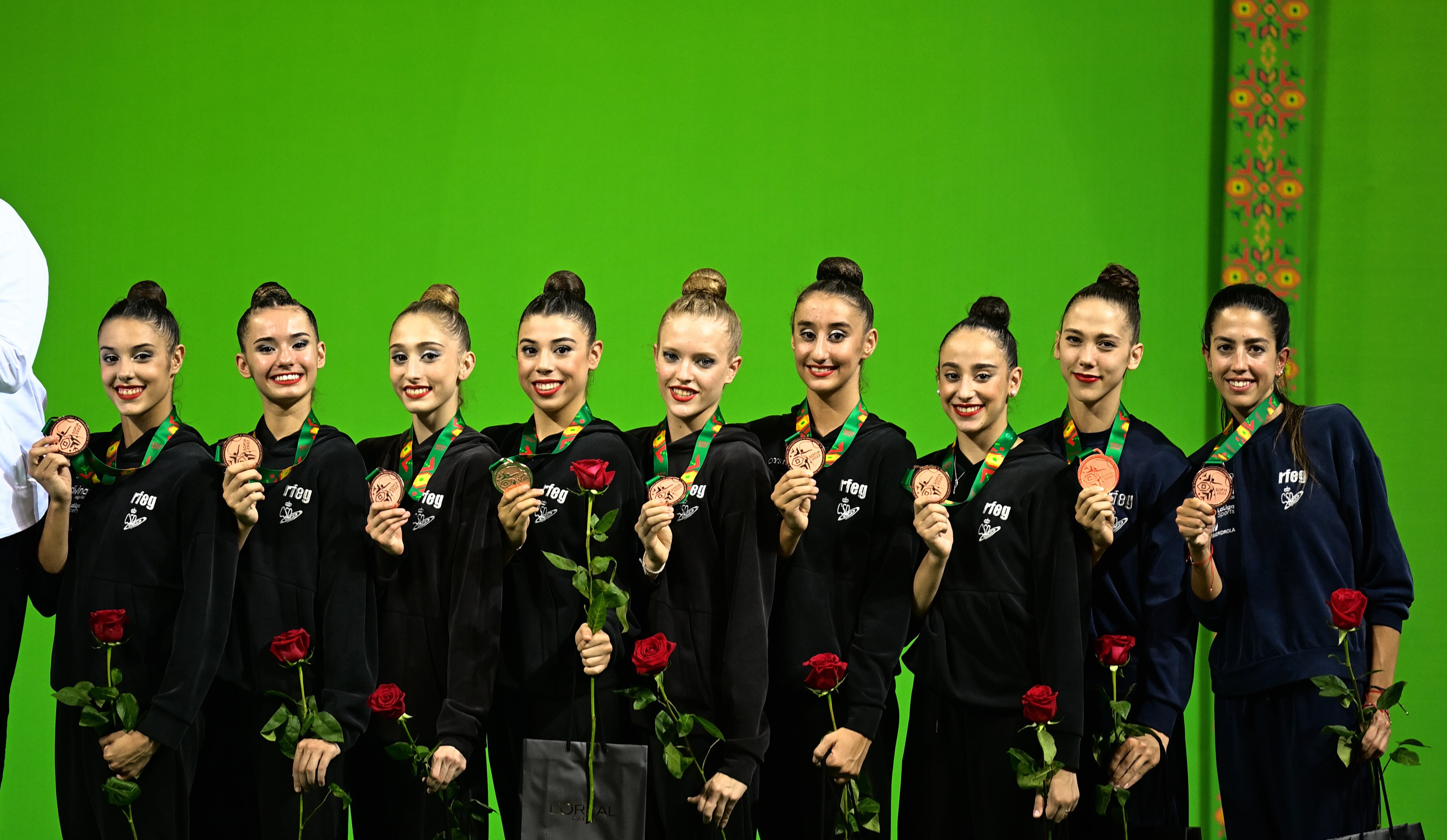 La selección Española con la medalla de bronce con Inés Bergua, segunda por la izquierda, en el podium EFE/EPA/VASSIL DONEV