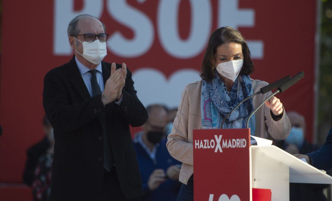 El candidato del PSOE a la Presidencia de la Comunidad de Madrid, Ángel Gabilondo (i), y la ministra de Industria, Comercio y Turismo, Reyes Maroto (d), durante un acto del PSOE de Madrid en el distrito de Hortaleza.