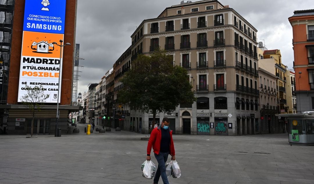 Un hombre vuelve a casa tras hacer la compra.