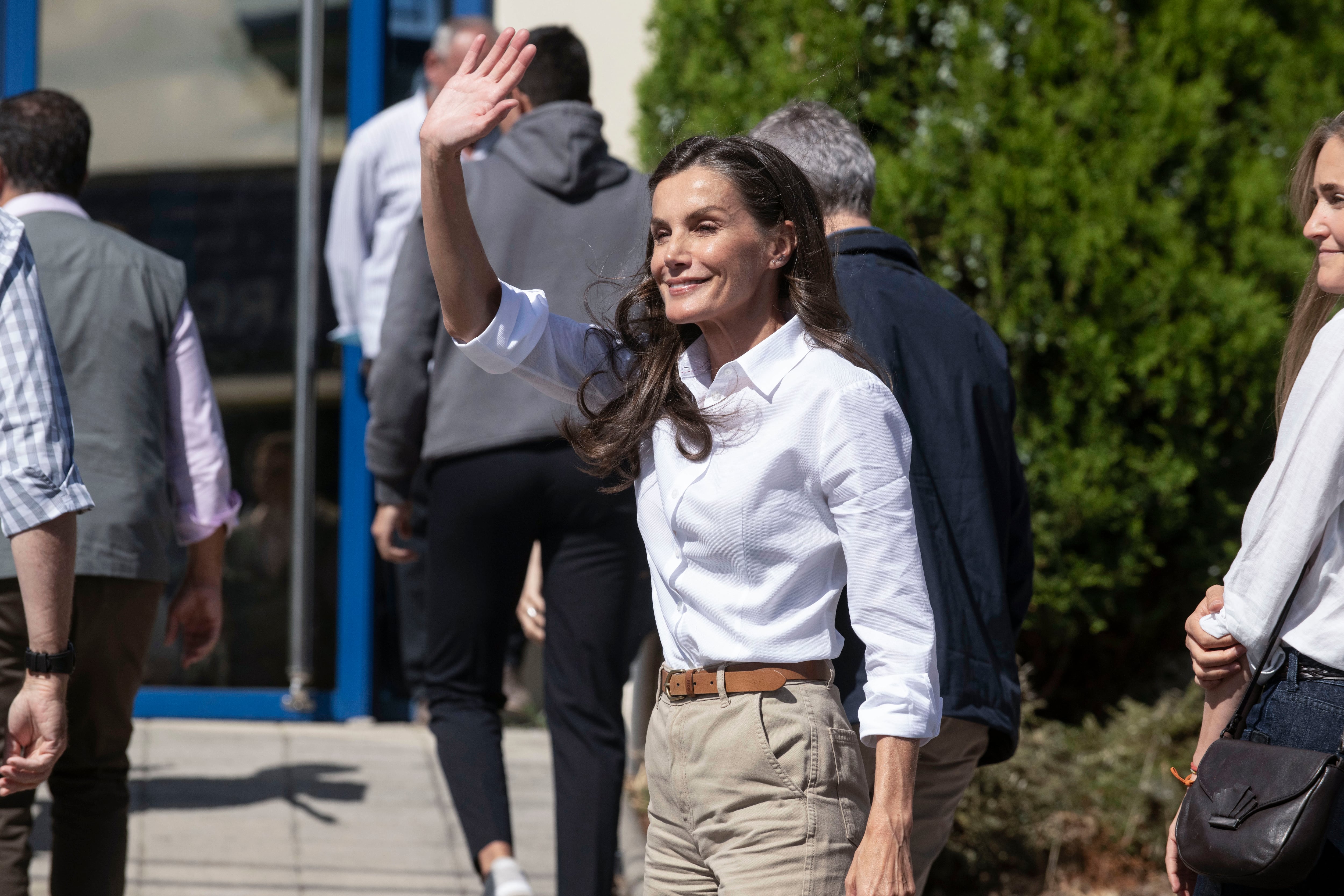 VERÍN (OURENSE), 28/08/2025.- La reina Letizia saluda a la llegada de los reyes al Centro de Coordinación del Distrito Forestal XIV de Verín (Ourense), este jueves, para conocer de primera mano los daños causados por los incendios forestales en la provincia gallega y saludar a los efectivos que participaron en las tareas de extinción. EFE/ Brais Lorenzo
