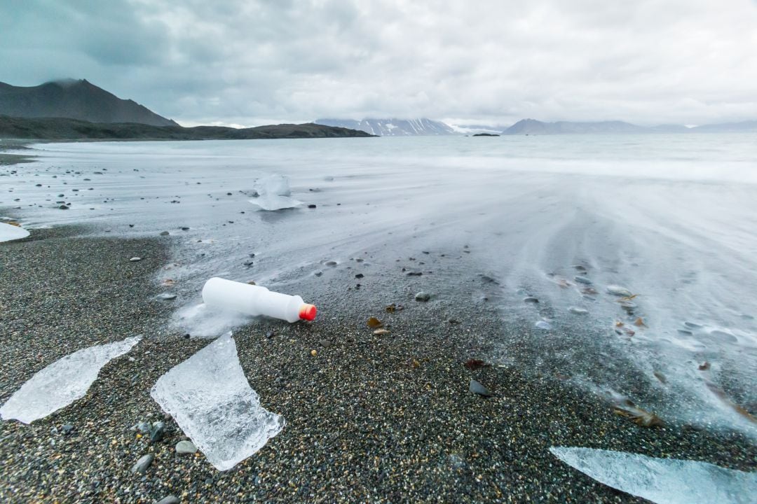 Detectan por primera vez microplásticos en un lago de agua dulce del Ártico