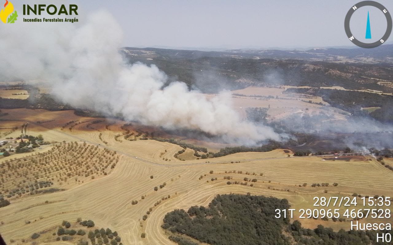 Declarado un incendio forestal junto a la ermita de San Medardo de Benabarre (Huesca)