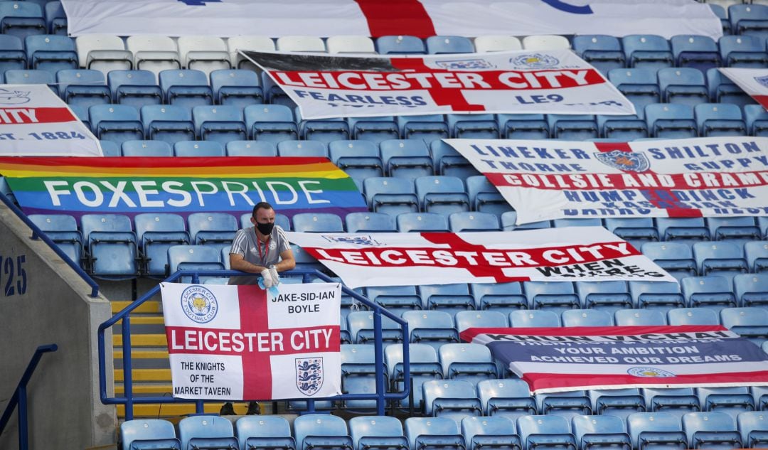 Un miembro del personal del Leicester, en el King Power Stadium.