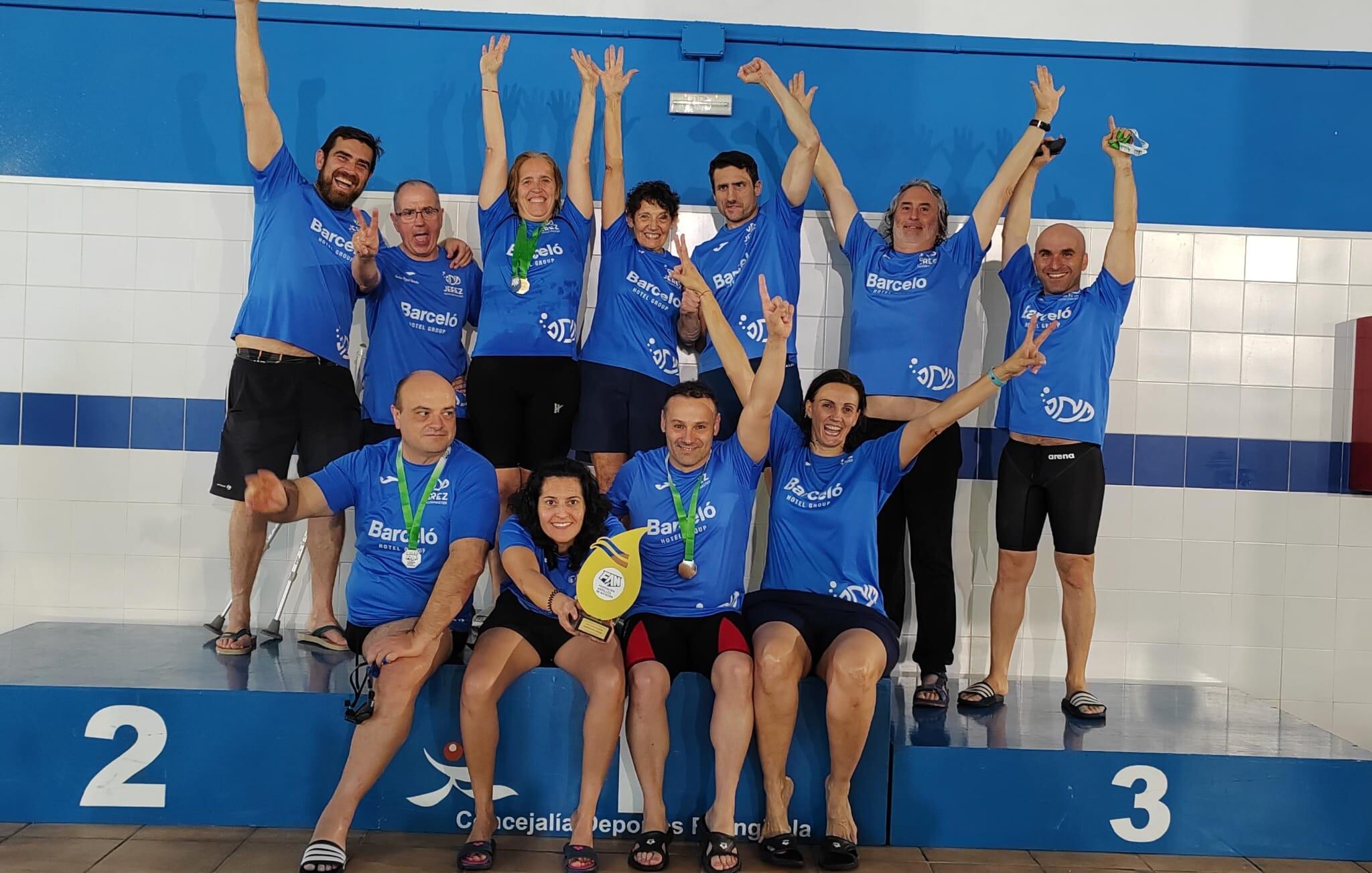 Nadadores del Jerez Máster celebran el título conseguido en Fuengirola