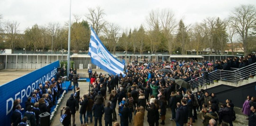 Izada de la bandera gigante en Mendizorroza.