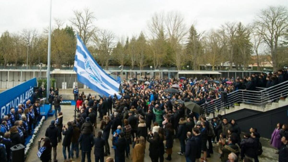 La bandera gigante ya ondea en el estadio de Mendizorroza
