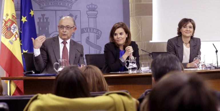 El ministro de Hacienda, Cristóbal Montoro, la vicepresidenta del Gobierno, Soraya Sáenz de Santamaría, y la ministra de Agricultura, Alimentación y Medio Ambiente, Isabel García Tejerina, durante la rueda de prensa que han ofrecido tras el Consejo de Min