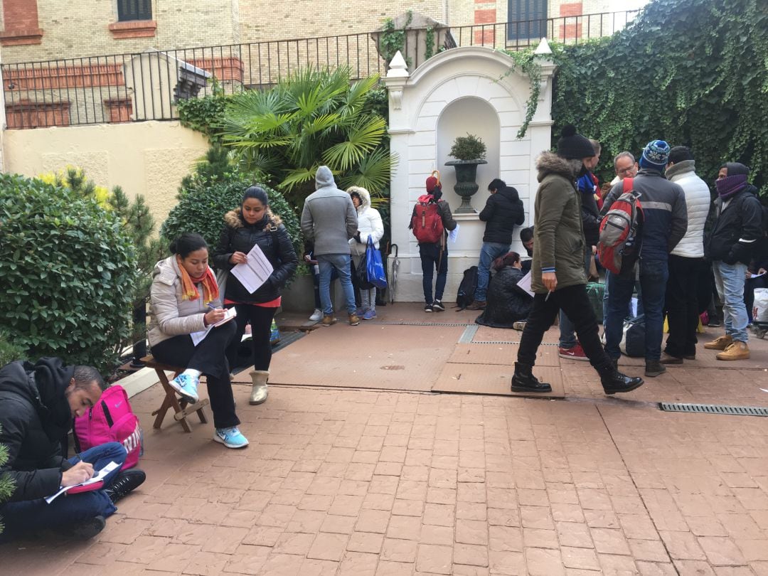 Un grupo de centroamericanos presentando quejas ante el Defensor del Pueblo por el mal funcionamiento del sistema de asilo en España 