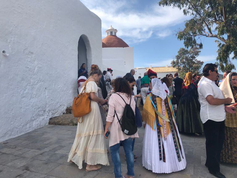 Vicent Torres y Pilar Costa han asistido al acto central del Primer Domingo de Mayo en Santa Eulària