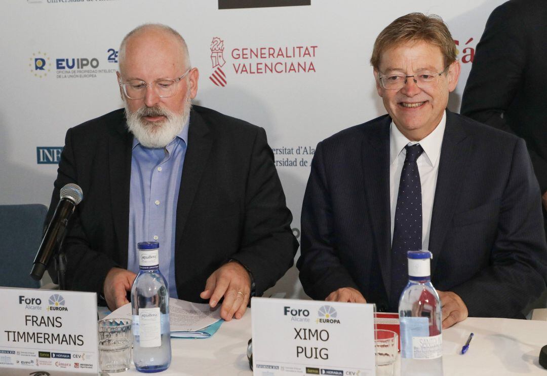 El vicepresidente de la CE, Frans Timmermans (i), junto al president de la Generalitat, Ximo Puig, (d) en el foto que ha acogido este viernes la EUIPO.