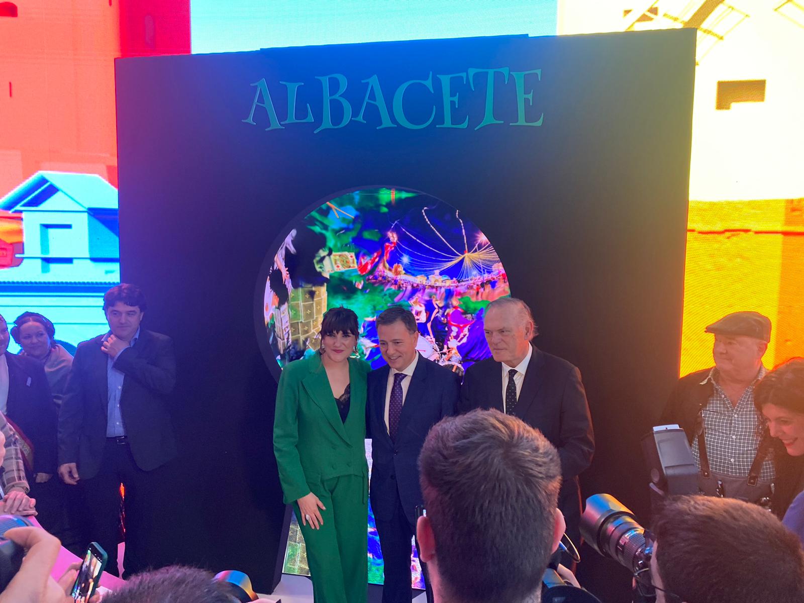 María Rozalén, Manuel Serrano y Pedro Piqueras en FITUR