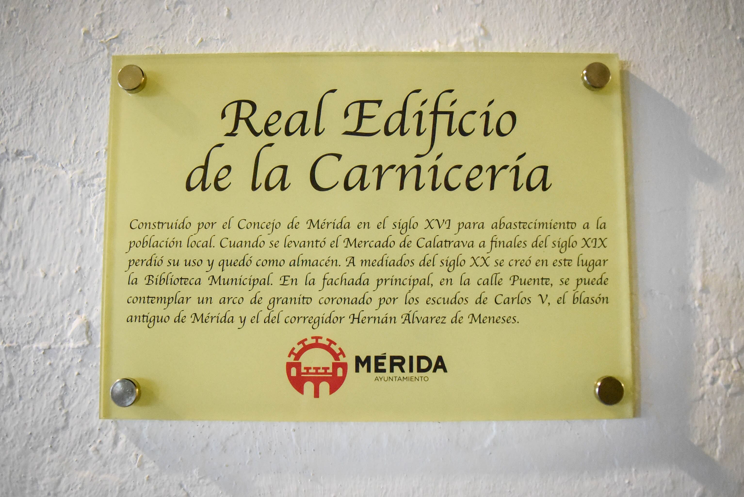 Placa explicativa de la historia del edificio