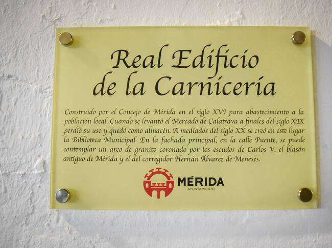 Placa explicativa de la historia del edificio