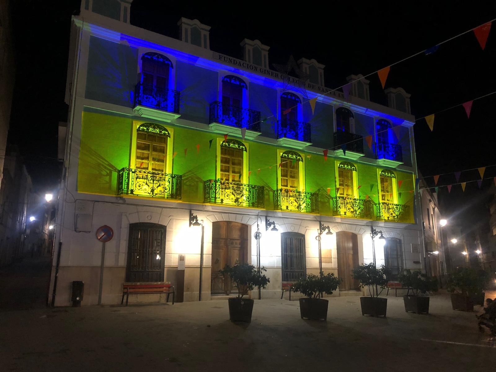 Colores de la bandera de Ucrania en la Casa de Cultura de Villalonga