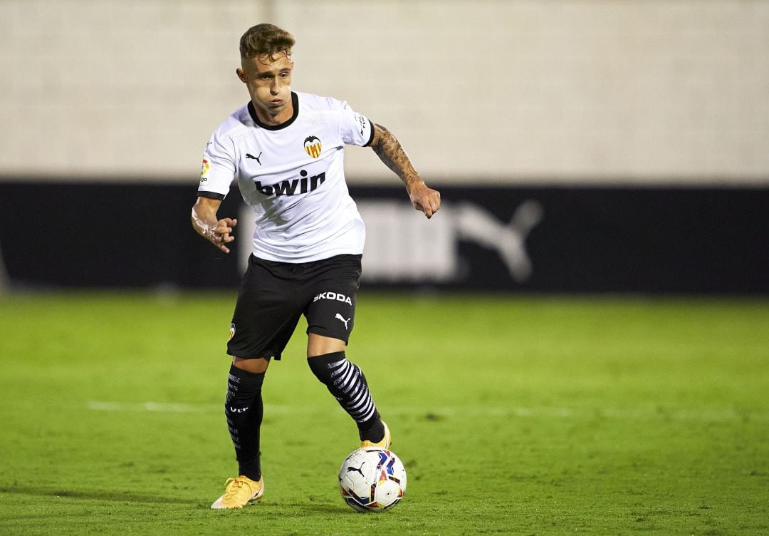 Álex Blanco conduce el balón durante la pretemporada