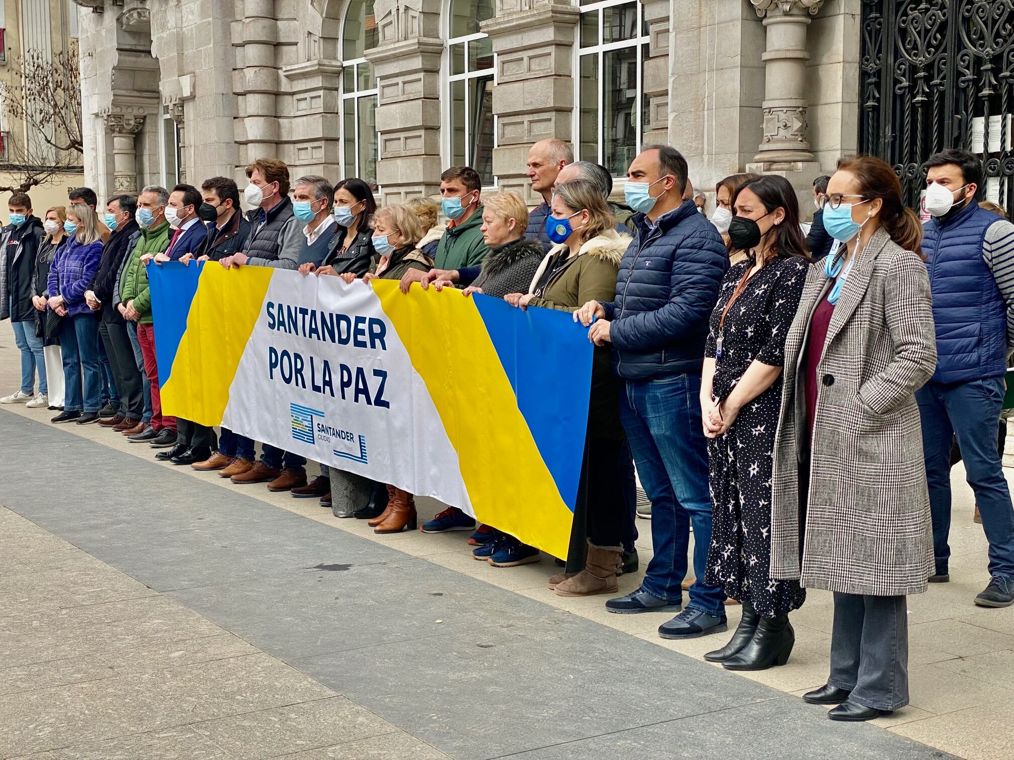 Minuto de silencio en la plaza del Ayuntamiento de Santander.