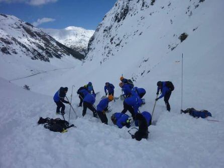 Miembros de los equipos de rescate trabajan en el lugar en el que quedaron sepultados los montañeros.