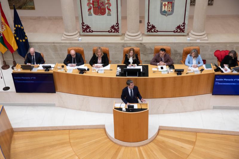 El presidente de La Rioja, Gonzalo Capellán, interviene en la tribuna del Parlamento regional | Gobierno de La Rioja