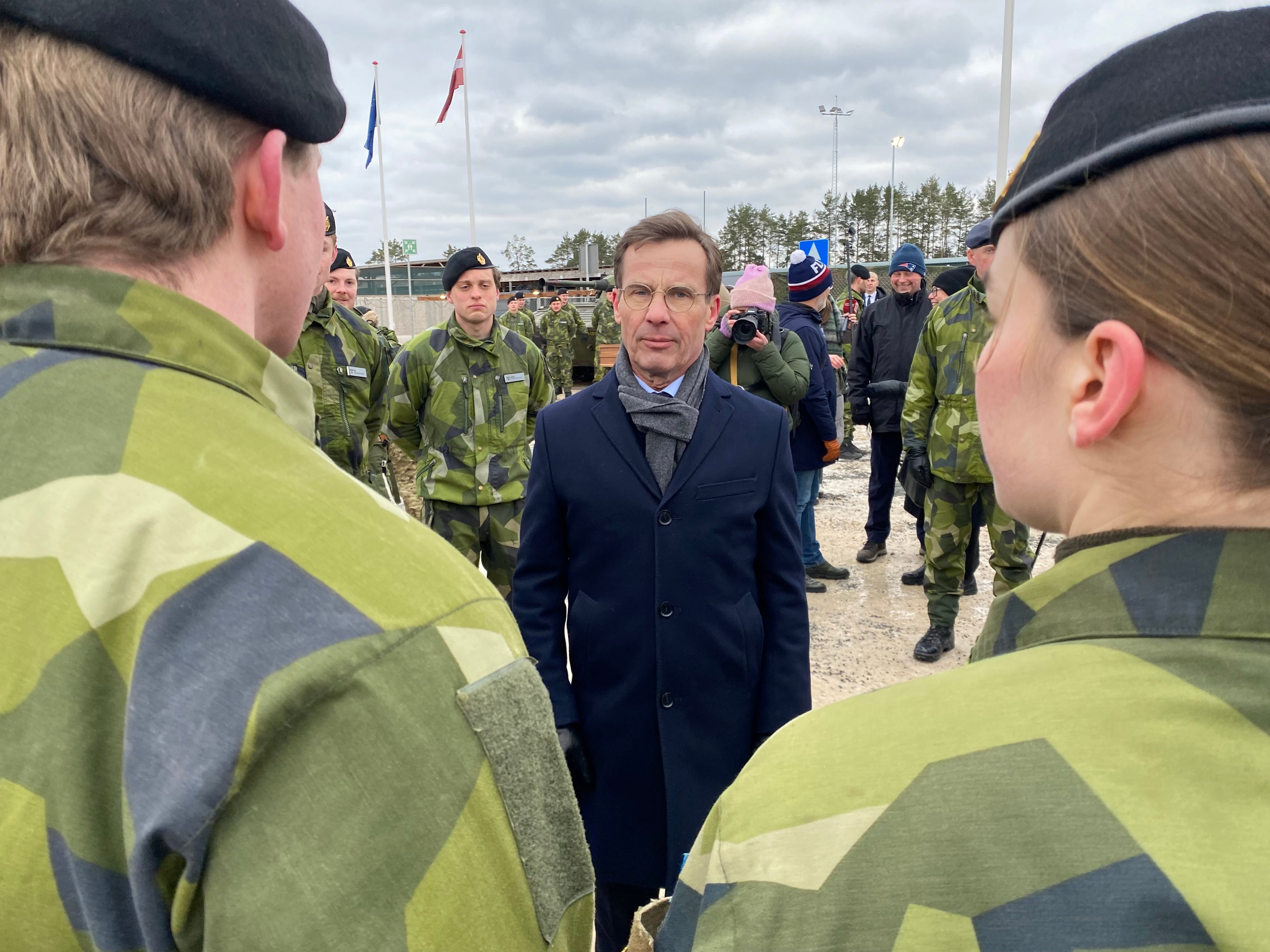 El primer ministro sueco, Ulf Kristersson, durante una visita a soldados de su país desplegados en Letonia el pasado año