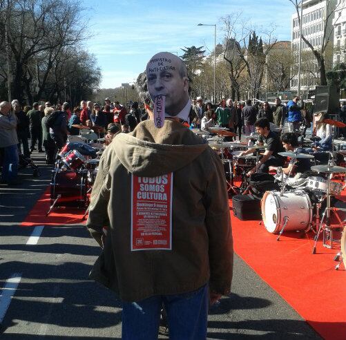 Uno de los manifestantes que ha acudido a la convocatoria con una careta del ministro de Educación, Cultura y Deporte