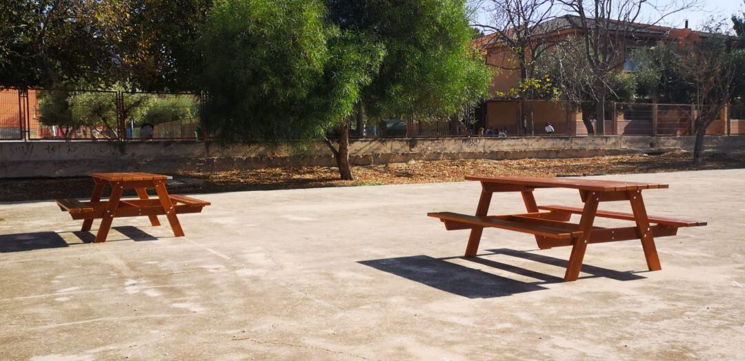 Bancos instalados en los colegios de Elda 