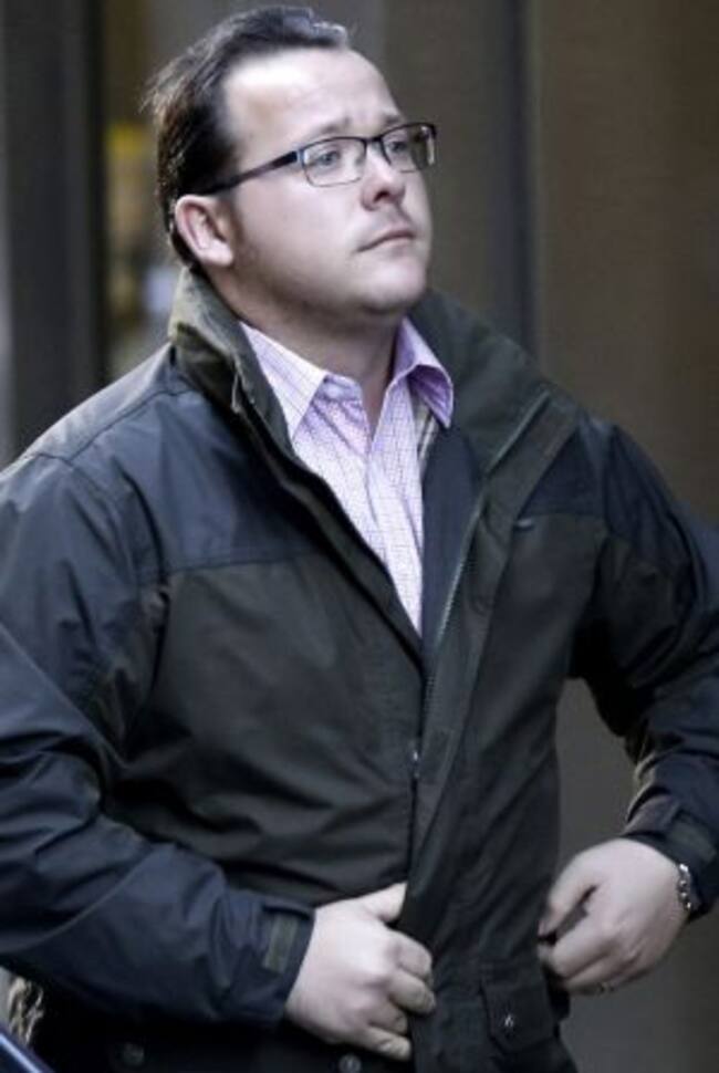 GRA003. MADRID, 04/11/2014.- El alcalde de Serranillos del Valle, Antonio Sánchez Fernández (UDMA), imputado en la operación Púnica, tras ser sorprendido "in fraganti" llenando cajas con documentos de su despacho en el consistorio, a su llegada hoy a la A