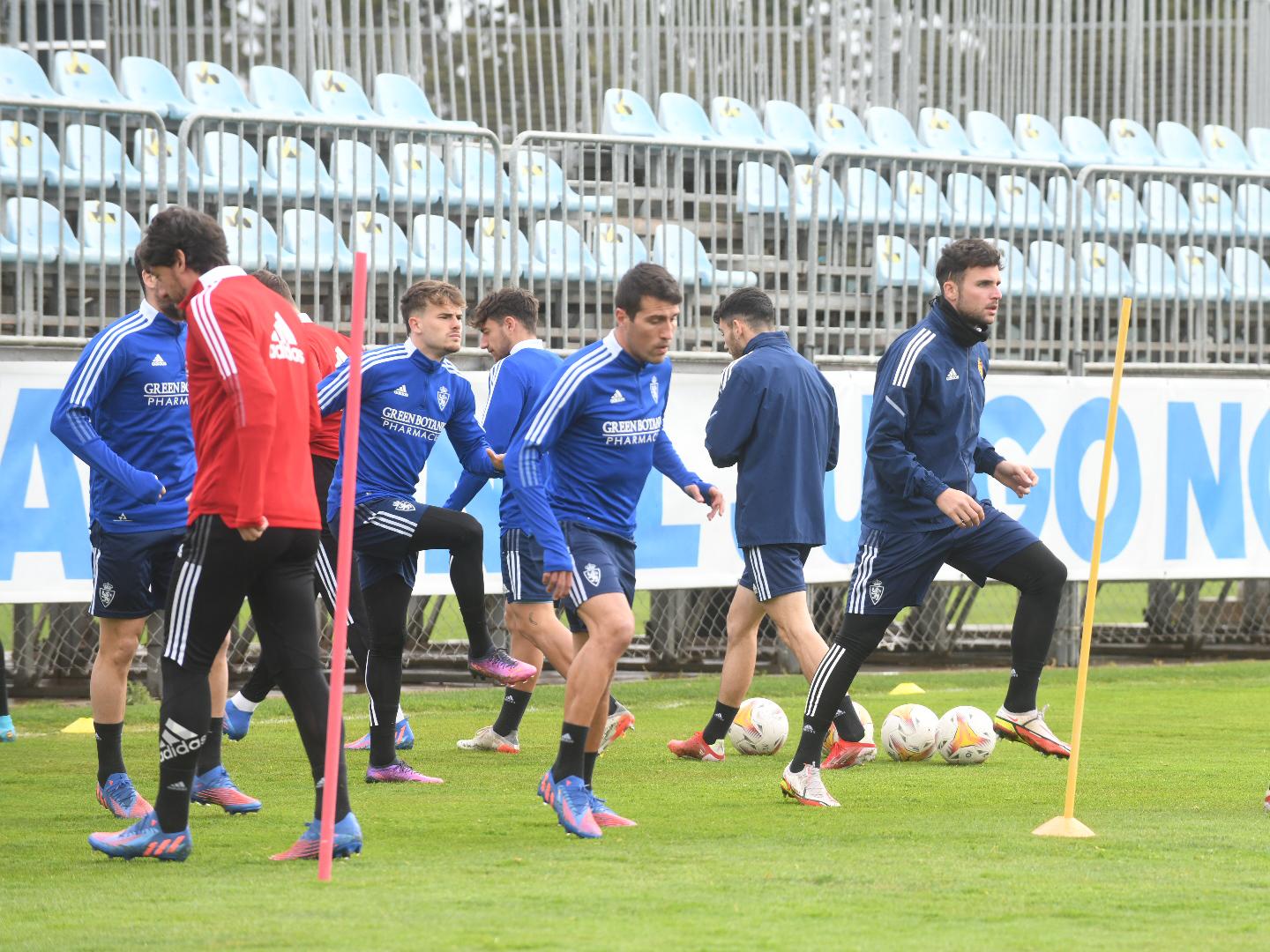 Zapater, en el centro de la imagen, ya ha superado su lesión de rodilla