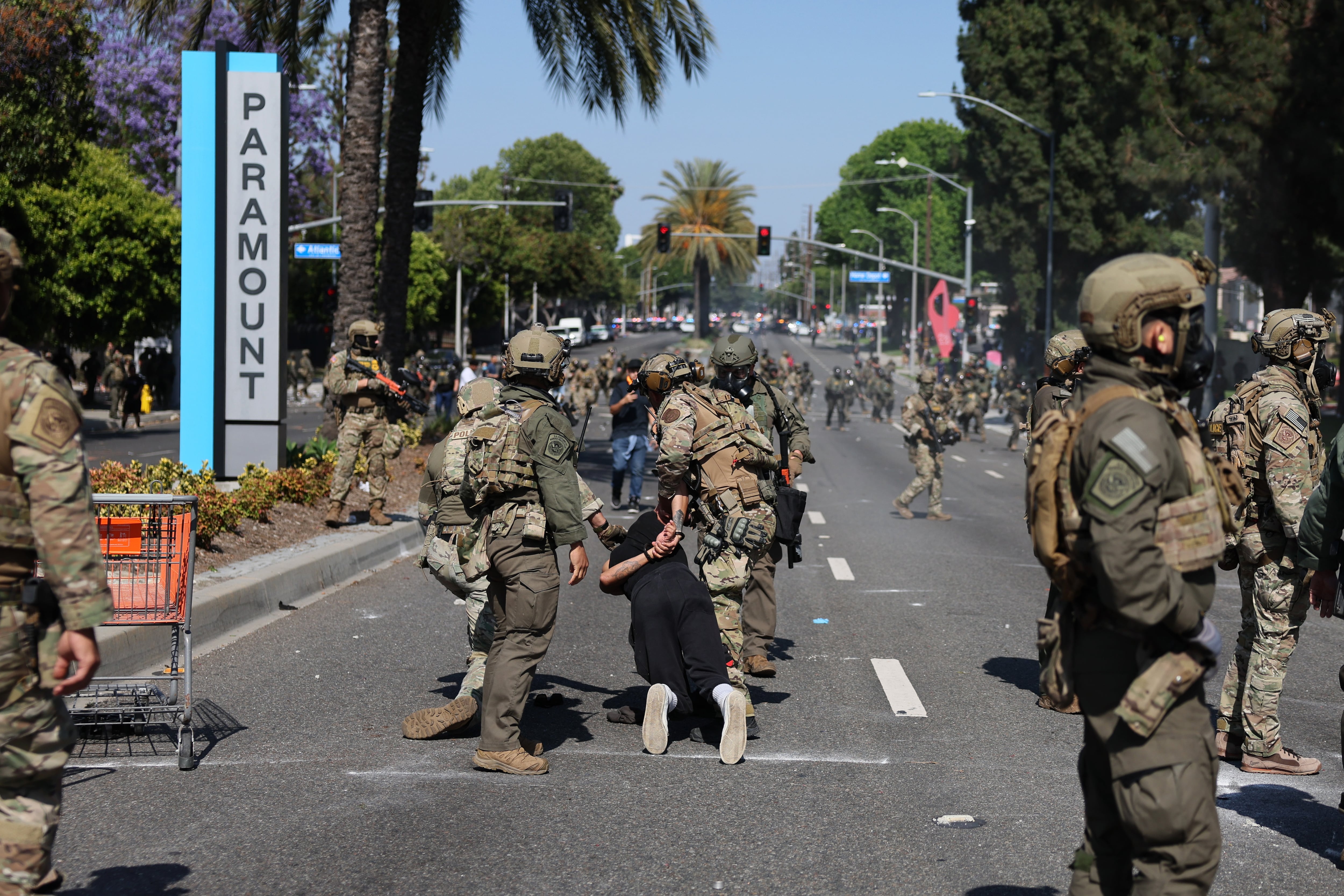 Un hombre es arrestado por las autoridades durante las protestas contra las redadas antiinmigración en California, este domingo. EFE/EPA/ALLISON DINNER
