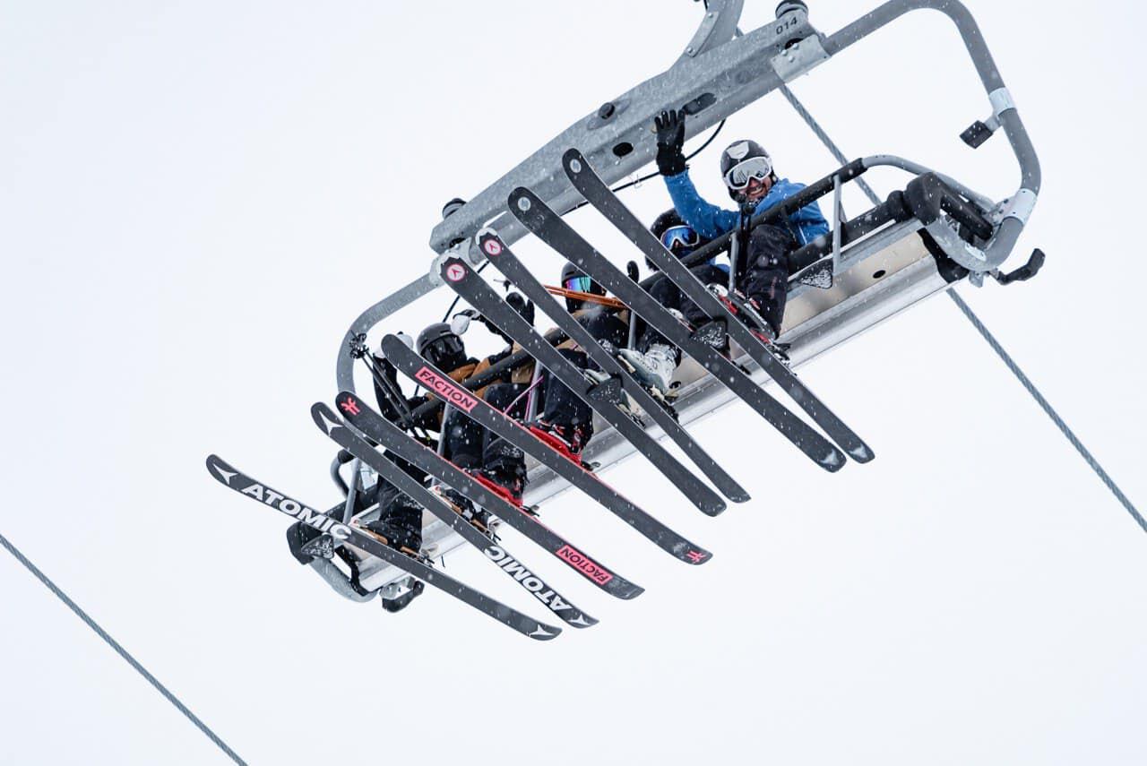 Esquiadores en el telesilla de Aramón Formigal