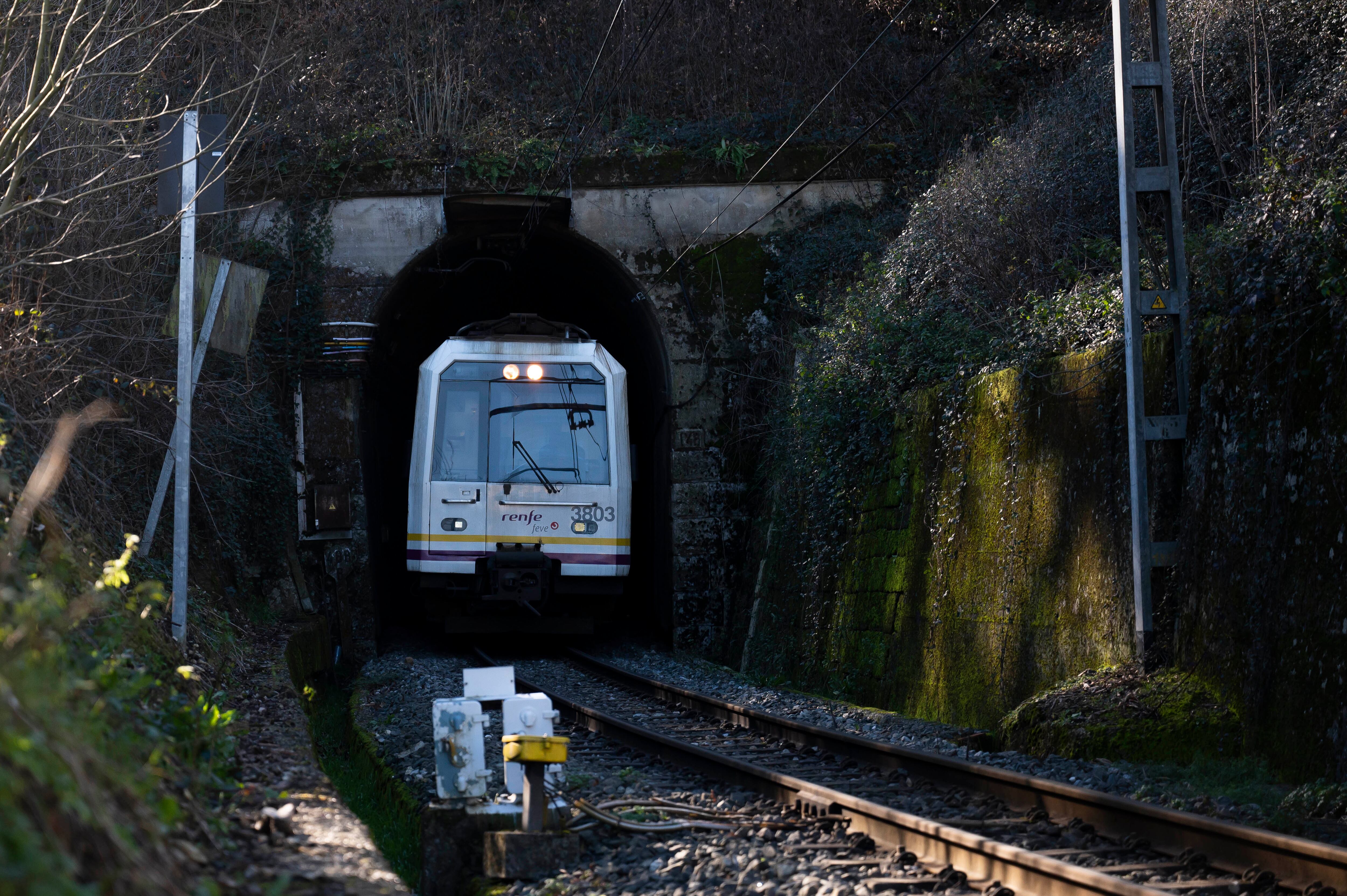 VIRGEN DE LA PEÑA (CANTABRIA), 08/02/2023.- Un tren de cercanías llega a la estación de la localidad cántabra de Virgen de la Peña. El secretario general de Infraestructuras, Xavier Flores, se reunirá este miércoles, en Santander, junto a representantes de Renfe y Adif, con los gobiernos de Cantabria y de Asturias para hablar de los trenes de cercanías cuyos proyectos tienen que modificarse por errores en su diseño, lo que retrasará su ejecución. EFE/Pedro Puente Hoyos
