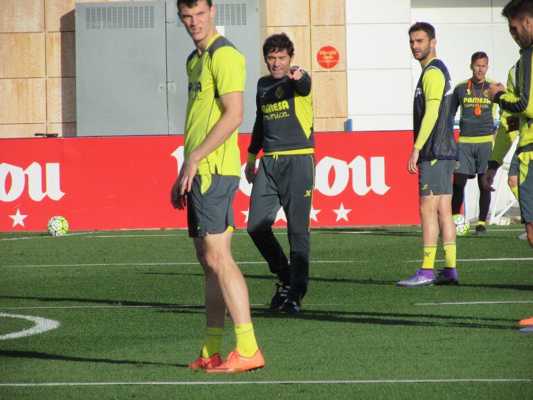 Marcelino en el último entrenamiento antes del partido liguero contra el Celta