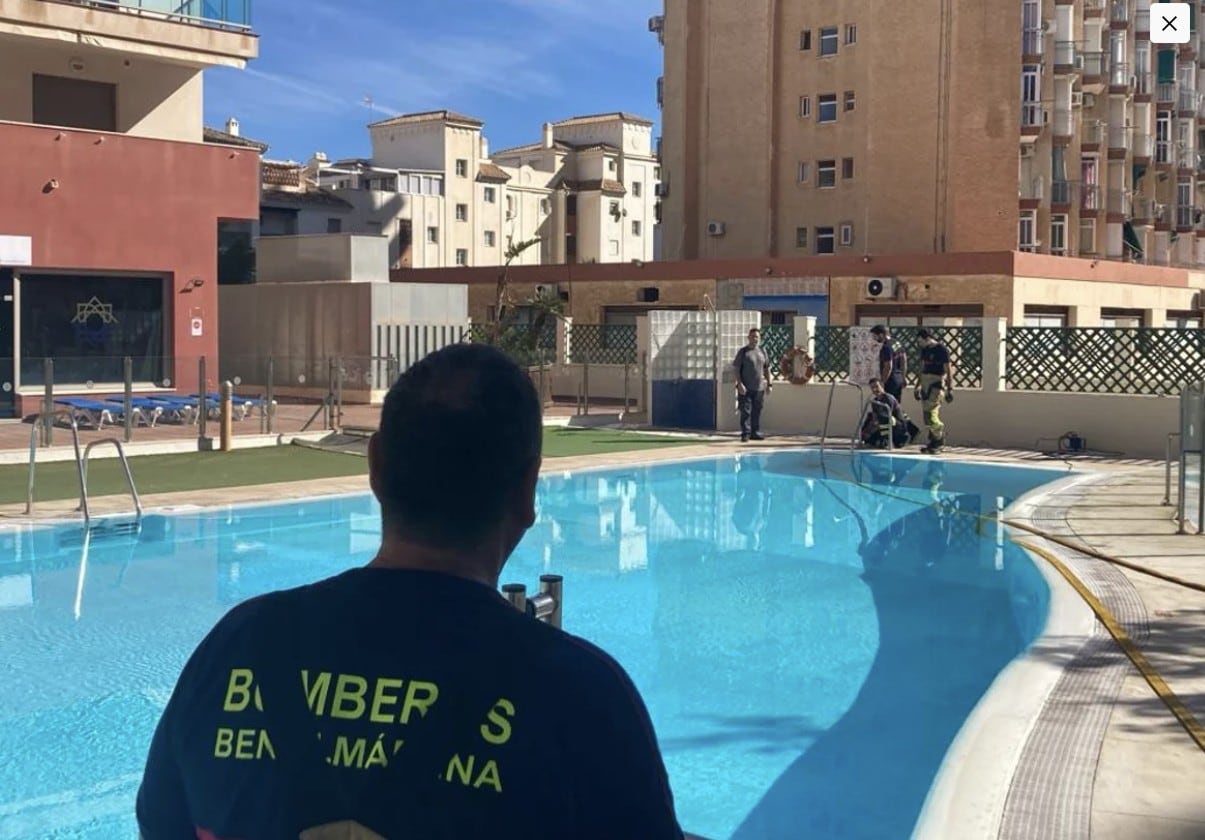 Parte del agua de una de las piscina de Benalmádena (Málaga)