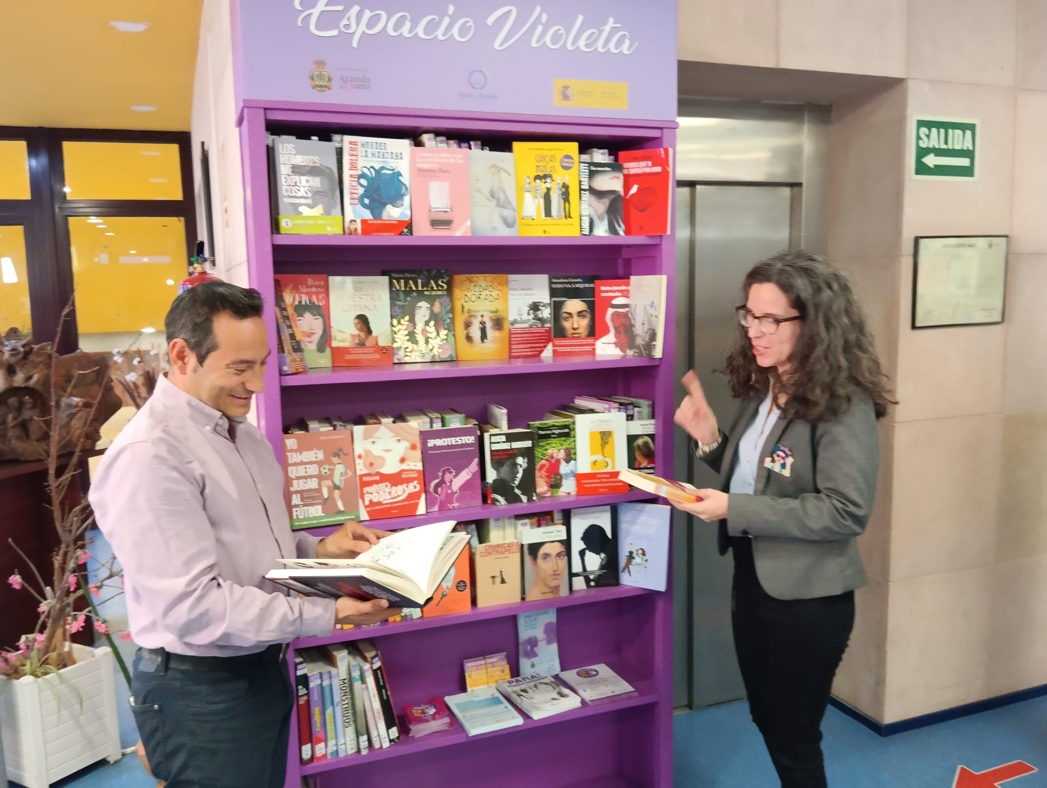 El concejal y la bibliotecaria en el Espacio Violeta