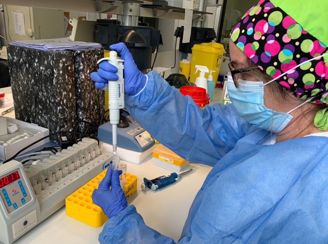Prueba PCR en el Hospital Mateu Orfila de Mahón.