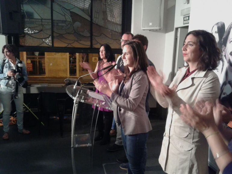 Ione Belarra, junto a dirigentes de Unidos Podemos, en la noche electoral.