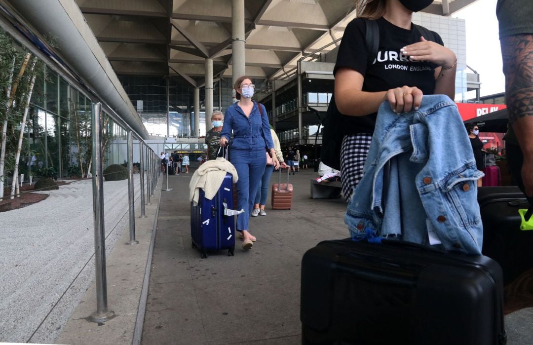 Turistas llegando al aeropuerto de Málaga tras la cuarentena impuesta por Reino Unido.