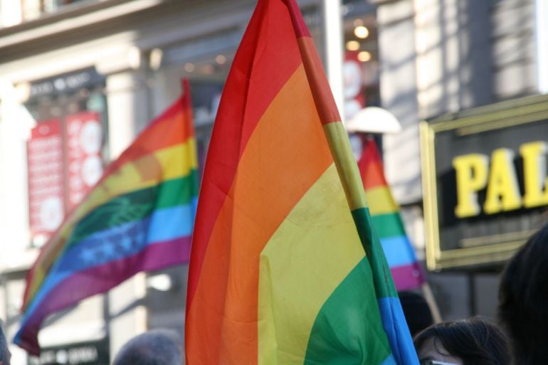 Una bandera arcoíris durante una manifestación en Madrid. 