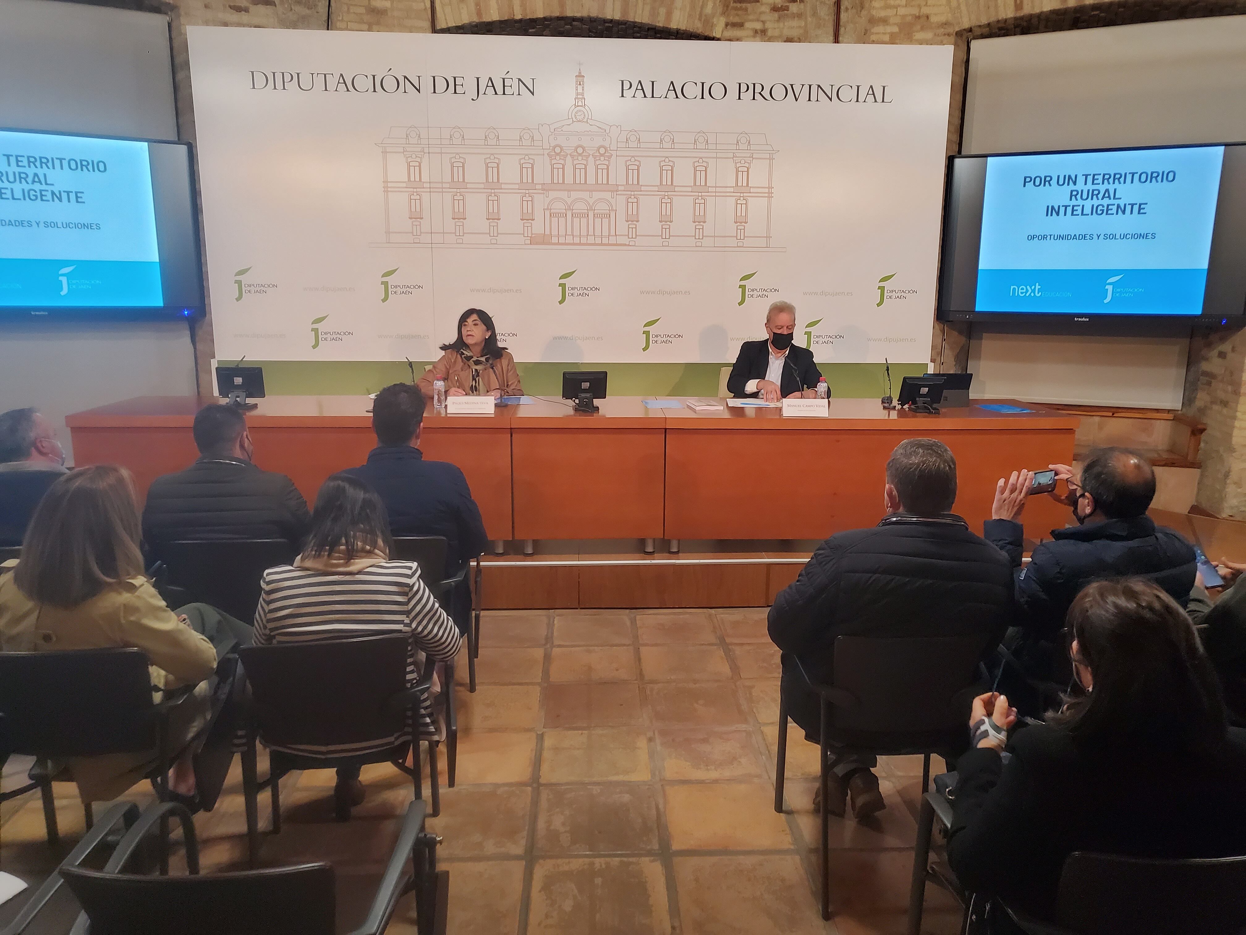 Francisca Medina y Manuel Campo Vidal en la jornada ‘Por un territorio rural inteligente. Oportunidades y soluciones’.