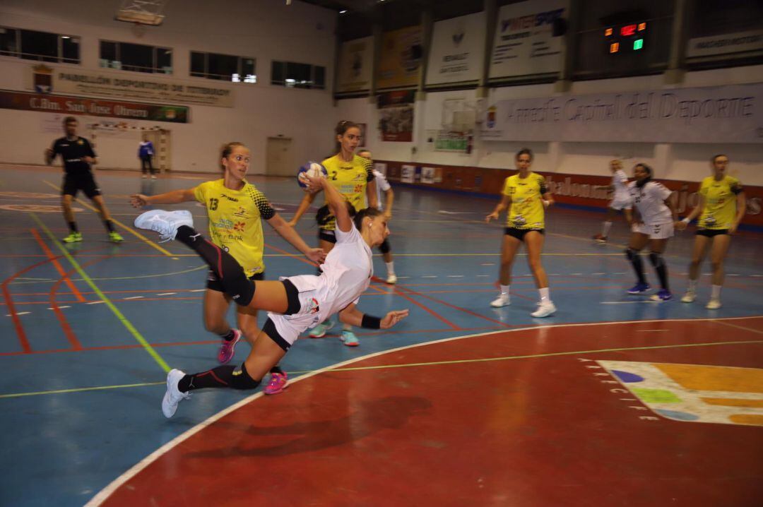 Una de las jugadas del derbi de la primera vuelta entre San José Obrero y Puerto del Carmen.