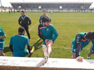 Diego Benito, estirando este lunes en la ciudad deportiva Andrés Iniesta