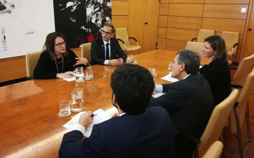 La reunión entre representantes del Consell y del Ministerio de Fomento abre una nueva etapa de relaciones más fluidas para tratar de la conectividad de Menorca.