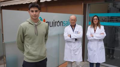 Jaume Grau, junto al doctor Asso y la doctora Jauregui, tras ser dado de alta en el Hospital Quirón