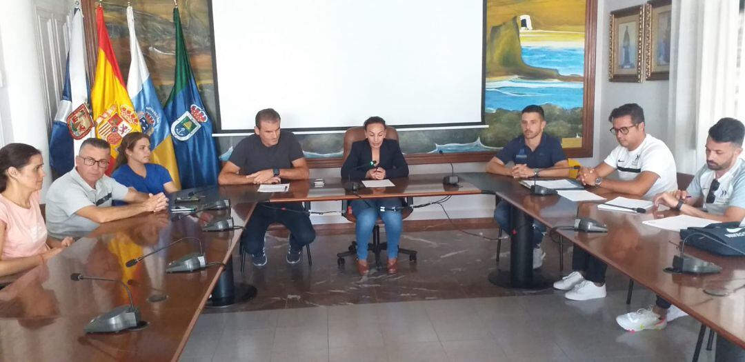 Olivia Delgado, alcaldesa de Arico (en el centro) con el resto de miembros del equipo de gobierno y con los miembros de la Fundación Pedro 