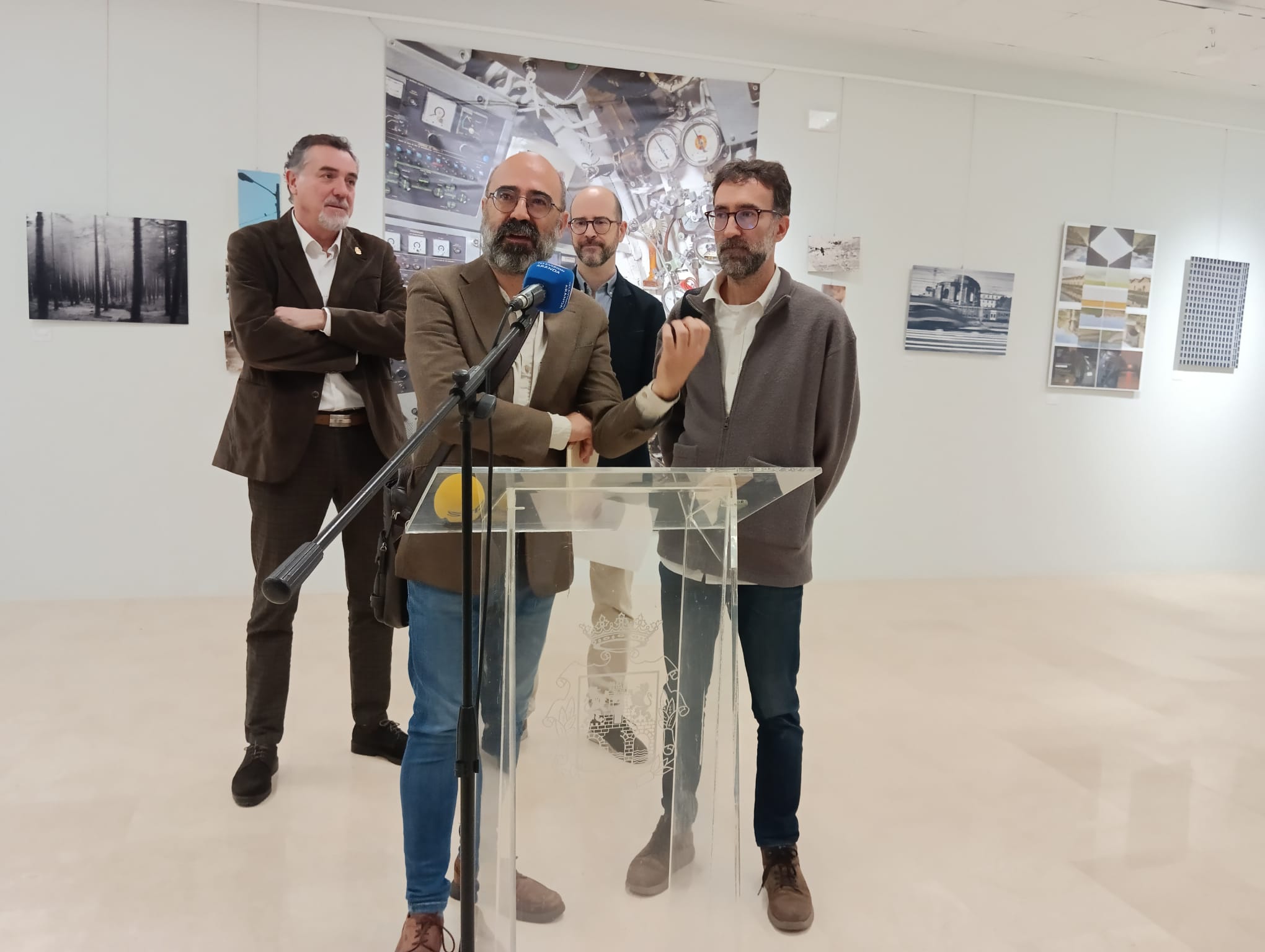 Presentación de la exposición con sus coautores en primer término